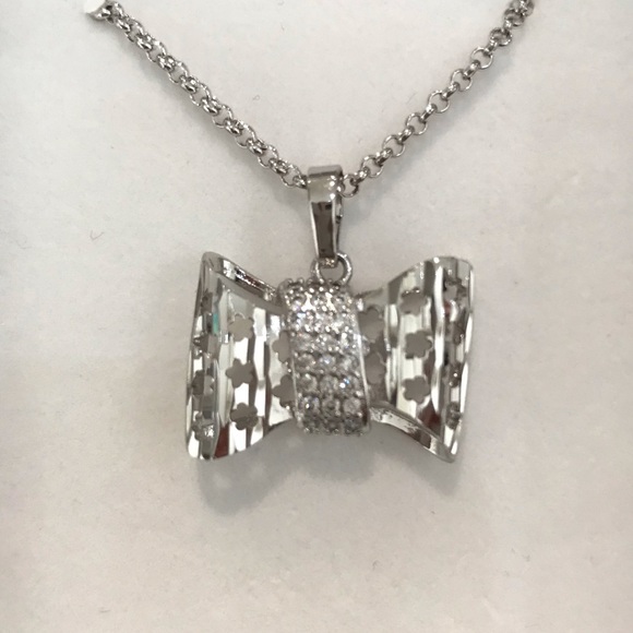 Beautiful bow pendant and earrings set - Picture 2 of 3